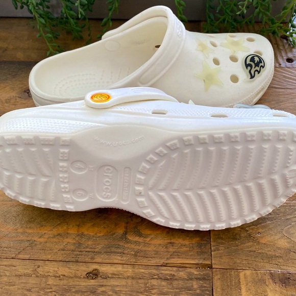 J Balivin glow in the dark crocs white NEW women’s size 6 - Picture 2 of 4